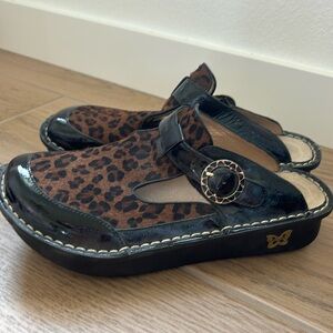 Alegria leopard  clogs